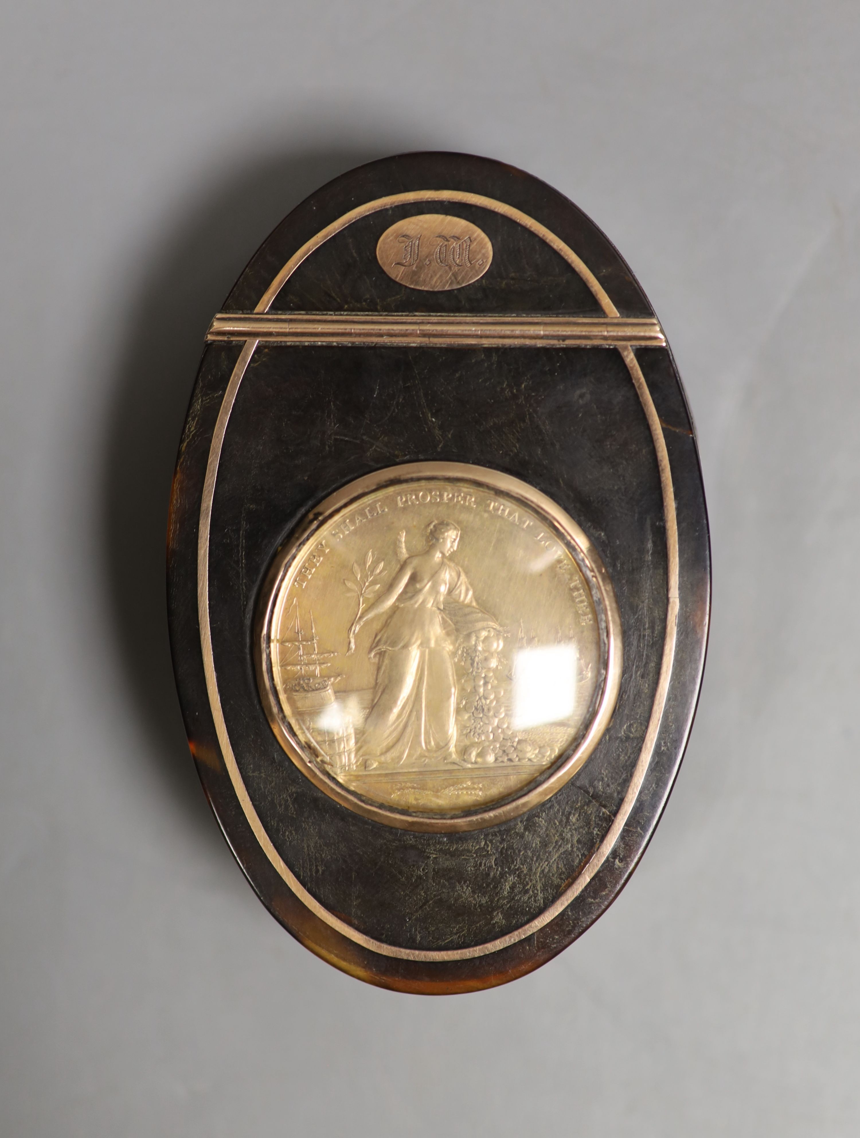 A George III tortoiseshell and gilt metal snuff box, inset with ‘they shall prosper that love thee’ medal 9cm